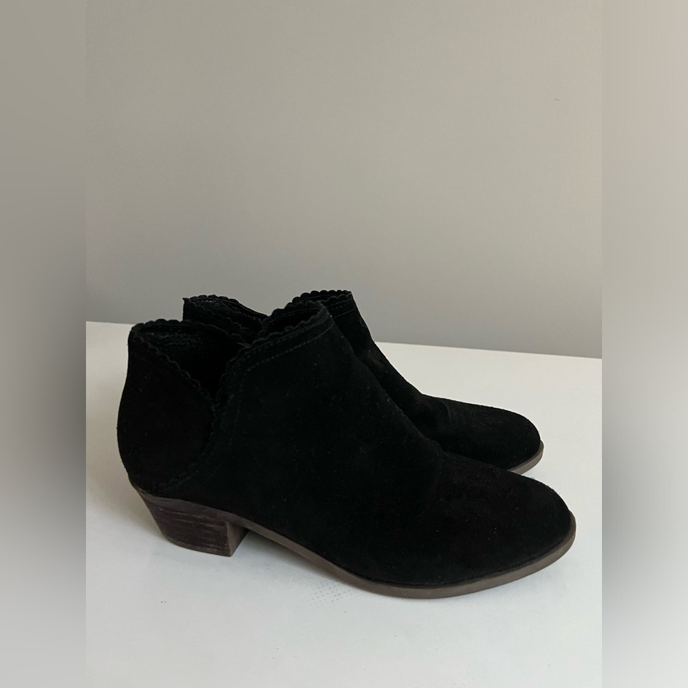 Host Pick Crown & Ivy Women's Size 7 Black Suede Scalloped Ankle Boot